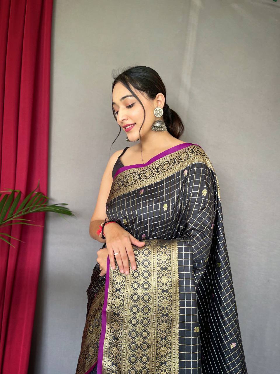 Black Heavy Gold Big Jacquard Weaving Border Handloom Saree