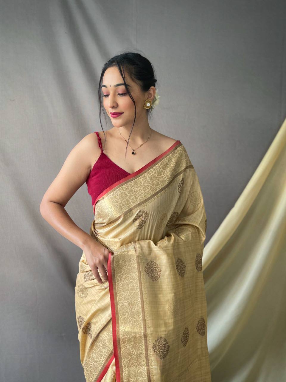 Cream Pure Cotton Linen Saree With Copper And Gold Zari Mottifs