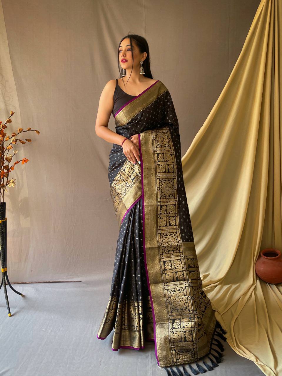 Black Heavy Copper Jacquard Weaving Border Handloom Saree